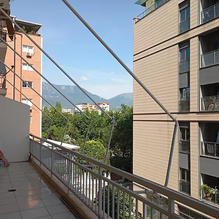 Royal Tag Opposite Nalu Restaurant Тирана