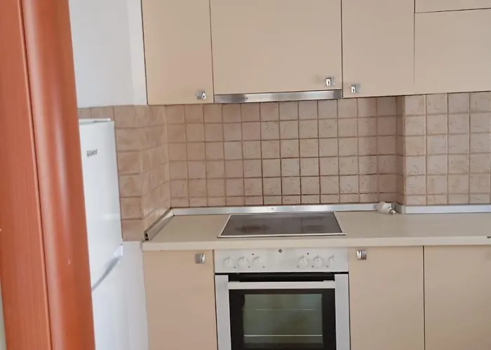 Royal Tag Opposite Nalu Restaurant Тирана