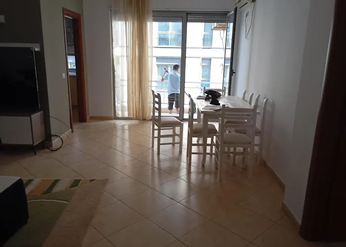 Royal Tag Opposite Nalu Restaurant Апартаменты Тирана