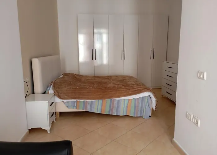 Royal Tag Opposite Nalu Restaurant Апартаменты Тирана