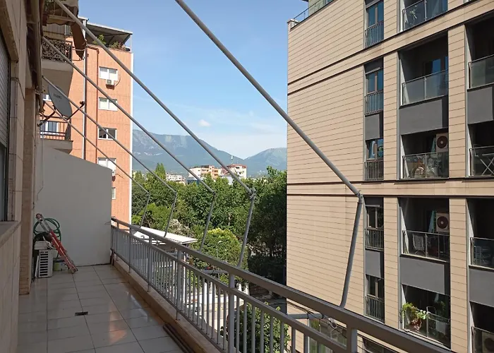 Royal Tag Opposite Nalu Restaurant Тирана