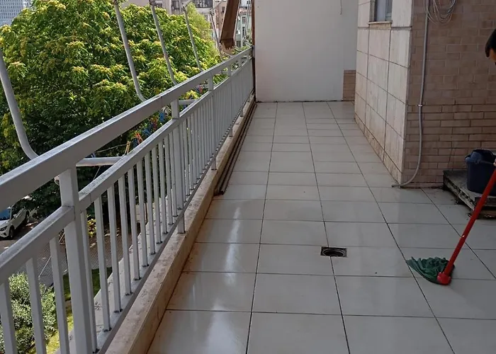 Royal Tag Opposite Nalu Restaurant * Тирана